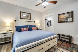 En eller flere senge i et værelse på Walk to Museums and Wineries Fredericksburg Gem!