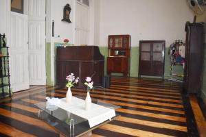 a room with two vases with flowers on a table at Palacete Carmen in Belém