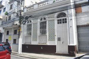 a building with white doors on the side of a street at Palacete Carmen in Belém