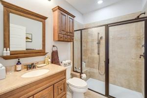 Et badeværelse på Walk to Museums and Wineries Fredericksburg Gem! + 16 billeder