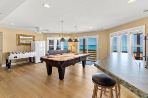 ein Wohnzimmer mit Billardtisch und Couch in der Unterkunft 8045 - Mirlo Hi in Rodanthe