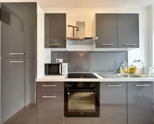 a kitchen with a sink and a microwave at La Bulle Gambetta in Angoulême