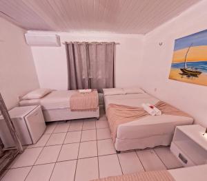 una stanza con due letti e un divano di Pousada Hippopotamus Jeri a Jericoacoara