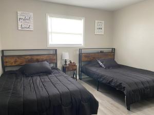 Giường trong phòng chung tại Beautiful Waterfront Ranch +2 ảnh