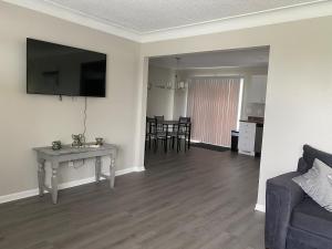 TV/trung tâm giải trí tại Beautiful Waterfront Ranch