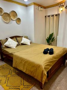 um quarto com uma cama com dois chapéus em Casa Amore em Benaulim mais 10 fotografias