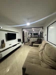 Μια τηλεόραση ή/και κέντρο ψυχαγωγίας στο Casa para temporada em Arraial do Cabo