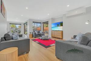 Μια τηλεόραση ή/και κέντρο ψυχαγωγίας στο Central Echuca Escape, Heated Pool, 3 BDR