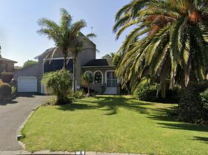 Κήπος έξω από το Family Home with Big Garden & Jacuzzi