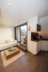 un soggiorno con un divano e un tavolo di ELYSIA Nature & Spa a Boersch