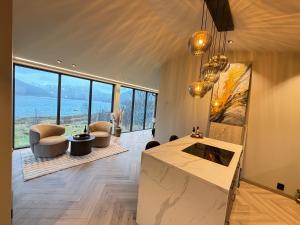 Η κουζίνα ή μικρή κουζίνα στο Aurora Suite