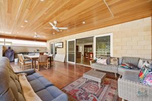 Χώρος καθιστικού στο Things of Stone and Wood