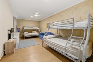 Ένα ή περισσότερα κρεβάτια σε δωμάτιο στο Things of Stone and Wood