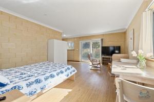 Μια τηλεόραση ή/και κέντρο ψυχαγωγίας στο Things of Stone and Wood