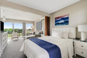 una camera da letto con un letto e un soggiorno di Atlantis Lodge a Pine Knoll Shores