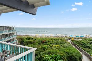 una vista della spiaggia dal balcone di un resort di Atlantis Lodge a Pine Knoll Shores