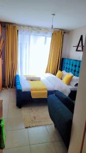 una camera da letto con un letto grande e un divano di Comfy Homes By Becca a Nairobi