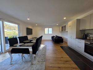 a kitchen and living room with a table and chairs at Malerischer Panoramablick Worgberg in Ingelfingen +30 photos