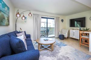 Μια τηλεόραση ή/και κέντρο ψυχαγωγίας στο 2nd Story Sanibel Island Condo Steps From The Beach 2B2