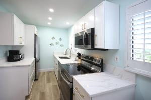 Η κουζίνα ή μικρή κουζίνα στο Modern 3rd story beachfront condo on Sanibel Island 2D3