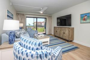 Μια τηλεόραση ή/και κέντρο ψυχαγωγίας στο A spacious 2BR ocean view condo on Sanibel Island 3C2