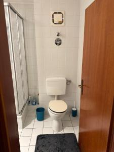 ein kleines Badezimmer mit Toilette und Dusche in der Unterkunft 2 Soul Appart in Dresden