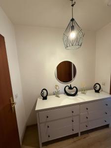 ein Ankleidezimmer mit einem Spiegel und einer Kommode in der Unterkunft 2 Soul Appart in Dresden