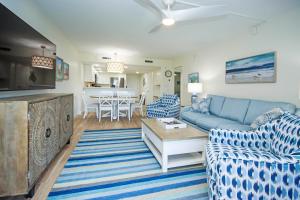 Χώρος καθιστικού στο A spacious 2BR ocean view condo on Sanibel Island 3C2