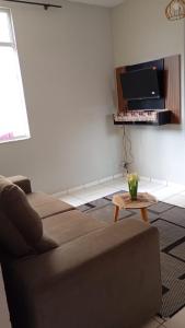 ein Wohnzimmer mit einer Couch und einem Couchtisch in der Unterkunft Apartamento no centro de Ananindeua in Ananindeua