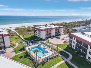 una vista aérea de un edificio y la playa en Ground Floor Condo Steps From The Beach Sanibel Island 3B1, en Sanibel
