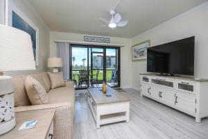 Μια τηλεόραση ή/και κέντρο ψυχαγωγίας στο A charming 2Br beachfront condo on Sanibel Island ocean views 3C1