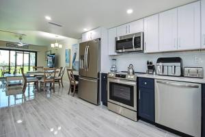 Η κουζίνα ή μικρή κουζίνα στο A charming 2Br beachfront condo on Sanibel Island ocean views 3C1