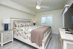 Ένα ή περισσότερα κρεβάτια σε δωμάτιο στο A charming 2Br beachfront condo on Sanibel Island ocean views 3C1 +23 φωτογραφίες