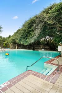 una grande piscina blu con un frisbee di Atlantis Lodge a Pine Knoll Shores