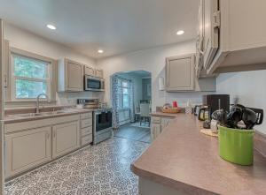 Η κουζίνα ή μικρή κουζίνα στο Beach Goers Paradise +25 φωτογραφίες