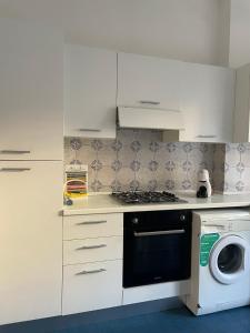 una cocina con estufa y lavadora en Tizi Apartments, en Maiori