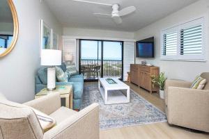 Μια τηλεόραση ή/και κέντρο ψυχαγωγίας στο Begin each day with amazing views from this 2nd story beachfront Sanibel condo 5A2