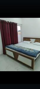 Ένα ή περισσότερα κρεβάτια σε δωμάτιο στο Naimisharanya Atithi Bhavan