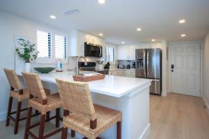 Η κουζίνα ή μικρή κουζίνα στο Begin each day with amazing views from this 2nd story beachfront Sanibel condo 5A2
