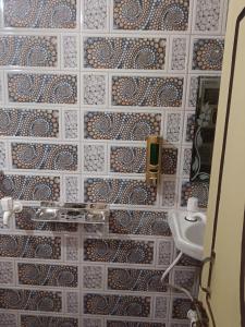 Ένα μπάνιο στο Naimisharanya Atithi Bhavan