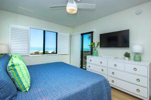 Ένα ή περισσότερα κρεβάτια σε δωμάτιο στο Begin each day with amazing views from this 2nd story beachfront Sanibel condo 5A2 +24 φωτογραφίες