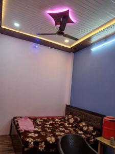 Ένα ή περισσότερα κρεβάτια σε δωμάτιο στο Naimisharanya Atithi Bhavan +2 φωτογραφίες