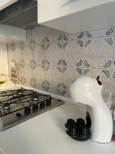 Una cocina con estufa y mezclador blanco. en Tizi Apartments, en Maiori 58 fotos más