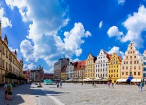 grupa budynków na ulicy w mieście w obiekcie B&B wroclaw we Wrocławiu