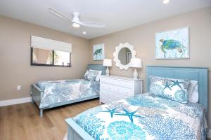 Ένα ή περισσότερα κρεβάτια σε δωμάτιο στο 3rd Floor Beachfront Condo On Sanibel Island With Panoramic Views 5A3 +22 φωτογραφίες