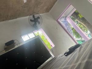 4LoyaltyRecords2storeyQueensuite في كينغستون: منظر علوي لغرفة بها مروحة ونوافذ