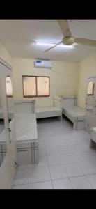 沙迦masqat building的一间医院病房，里面摆放着白色桌椅。