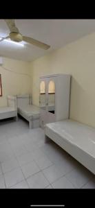 沙迦masqat building的一间空房间，里面有两张床和一个天花板。