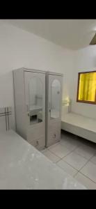 沙迦masqat building的白色的浴室设有水槽和两面镜子