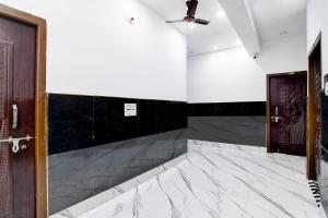 Un pat sau paturi într-o cameră la Hotel O Laxmi Hotel And Restaurant +7 fotografii